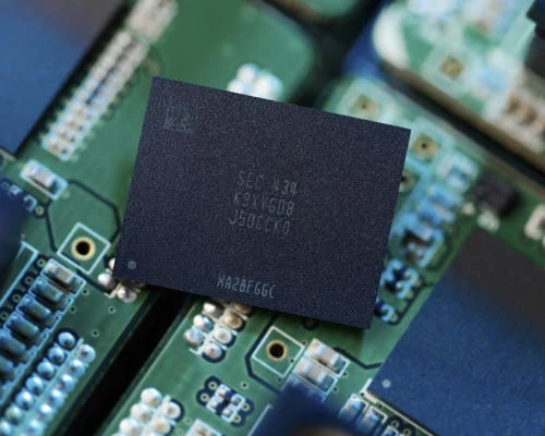 Samsung запускает в массовое производство четырехуровневую QLC V-NAND